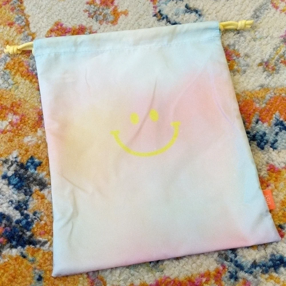 ipsy Happy Vibes Tie Dyed Pastel Smiley Face Glam Bag Plus January 2022